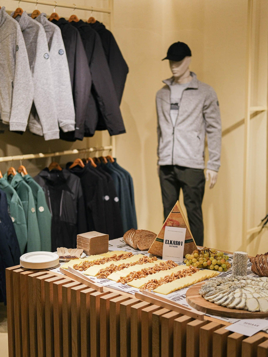 Mesa de quesos en Ternua Brand House de Donostia